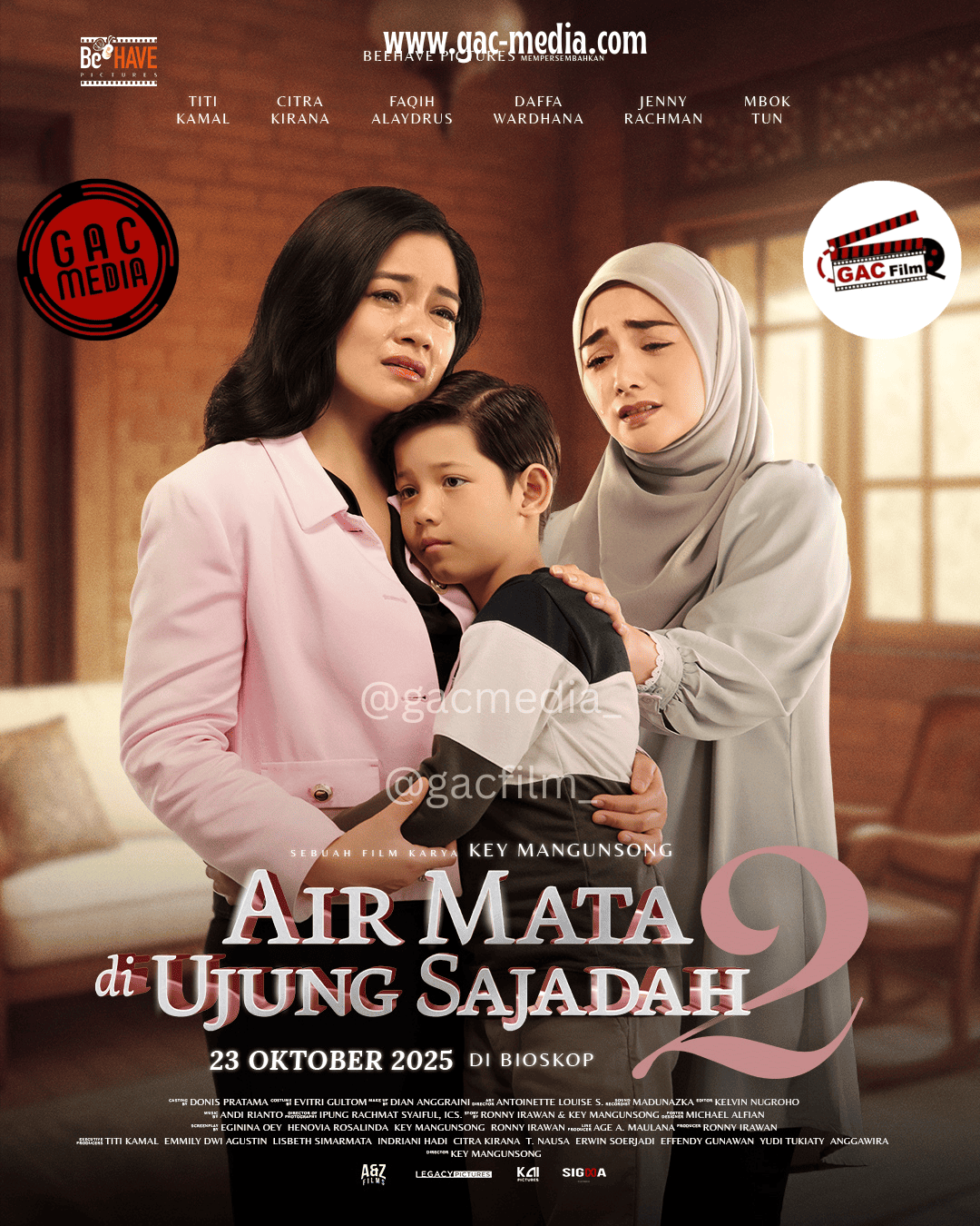 Teaser poster Air Mata di Ujung Sajadah 2 menampilkan Aqilla memeluk Baskara dengan Yumna di latar