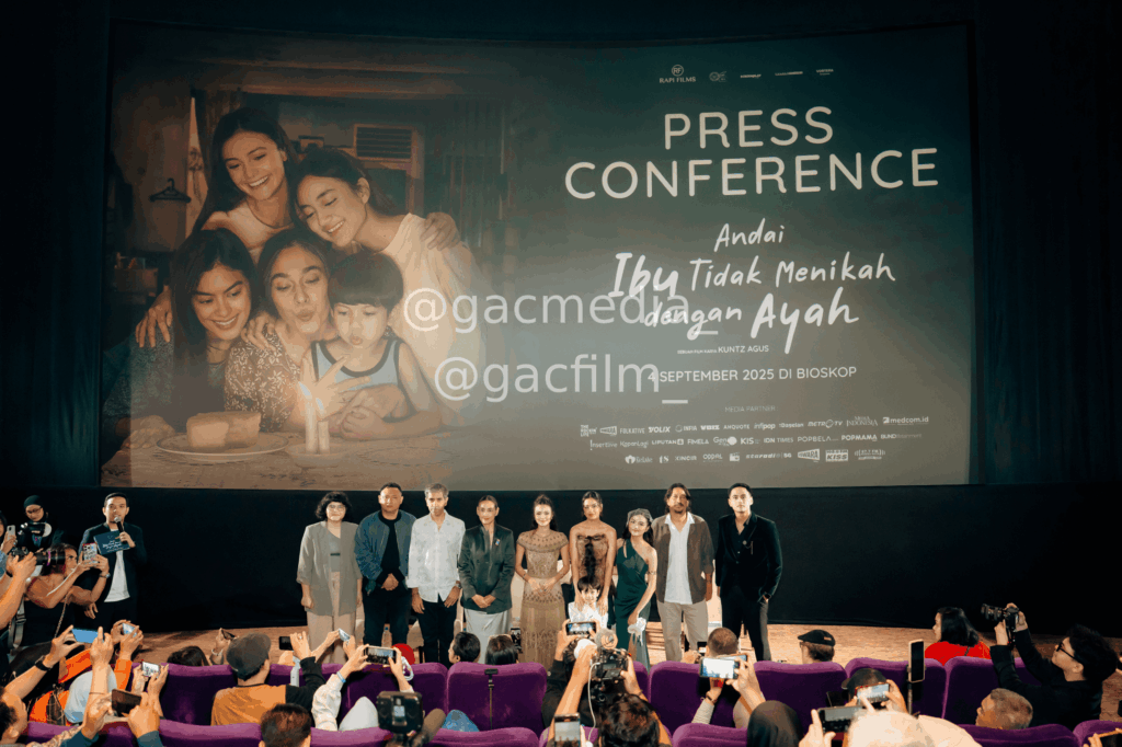Sutradara Kuntz Agus bersama para pemain film Andai Ibu Tidak Menikah dengan Ayah