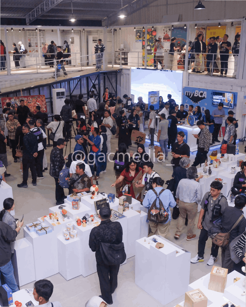Suasana pameran seni ilustrasi JICAF 2025 dengan karya seniman internasional