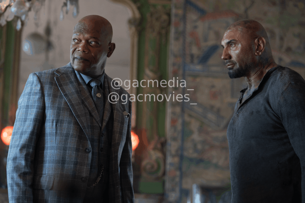 Dave Bautista sebagai Jake, mantan tentara yang kini menjadi pemburu harta di dunia setelah bencana matahari
