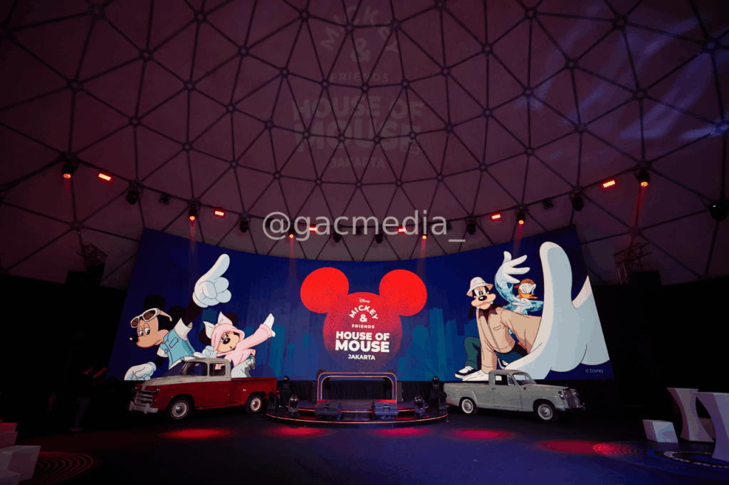 Booth kolaborasi brand fashion dengan karakter Mickey & Friends di House of Mouse Jakarta.