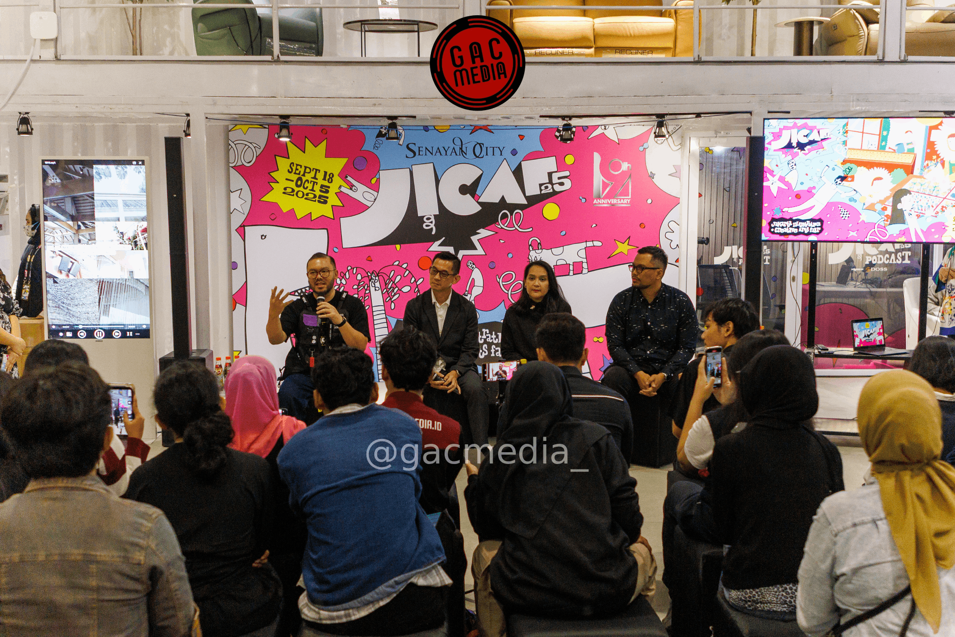 Sunny Gho bersama kurator dan mitra JICAF 2025 saat peresmian acara