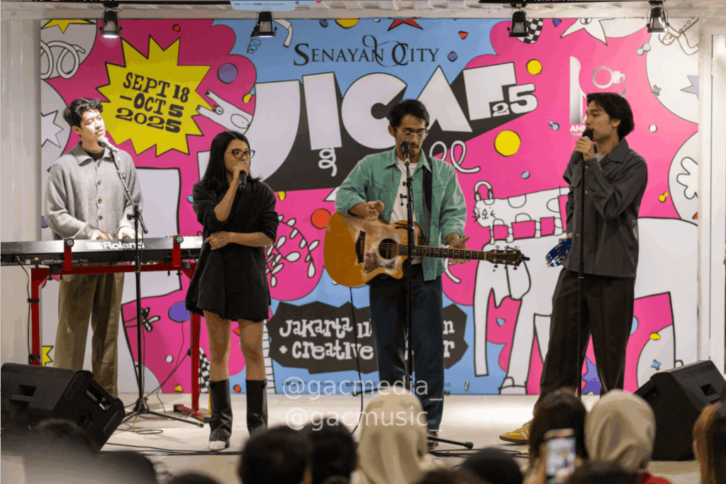 Penampilan grup musik Lomba Sihir di acara JICAF 2025.