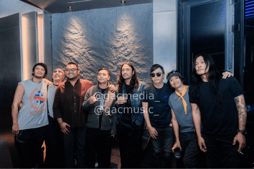 LOH KOK TUM BAND tampil penuh energi di atas panggung W Super Club Jakarta