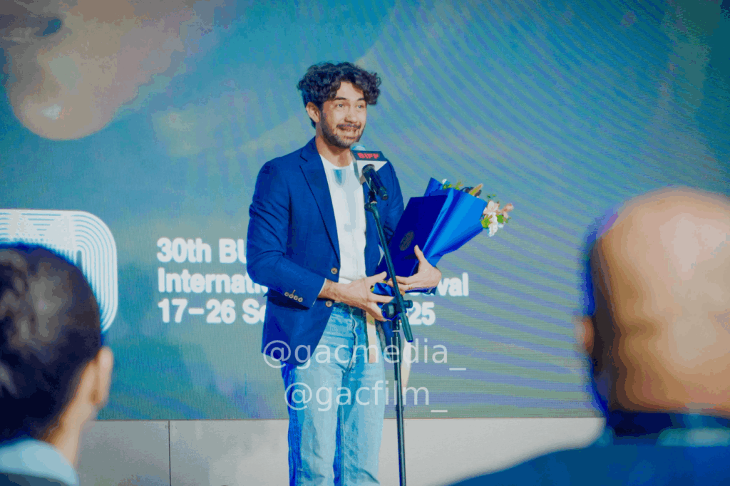 Sutradara Reza Rahadian saat menerima penghargaan di Busan International Film Festival 2025