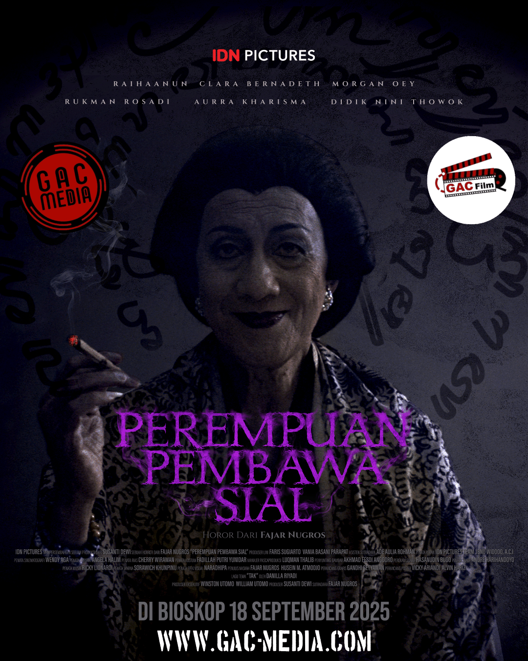 Poster resmi film horor Perempuan Pembawa Sial dengan nuansa mistis Jawa