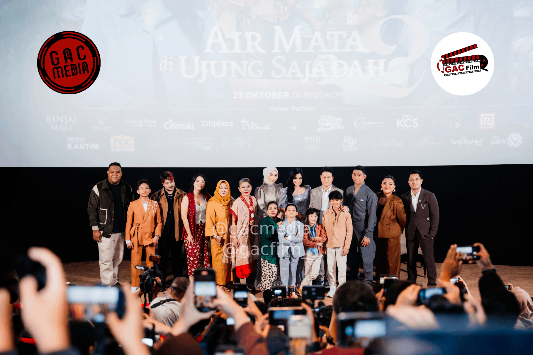 Cast utama AMDUS 2 berfoto bersama dalam gala premiere