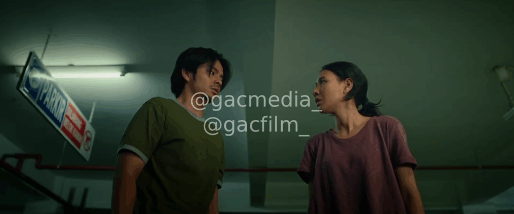 Angga Yunanda berperan sebagai Malik, pria sederhana yang terkena PHK dalam film Dopamin.