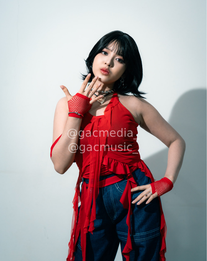 Tiara Andini berpose ceria dalam promosi lagu “Adu Bola Mata”