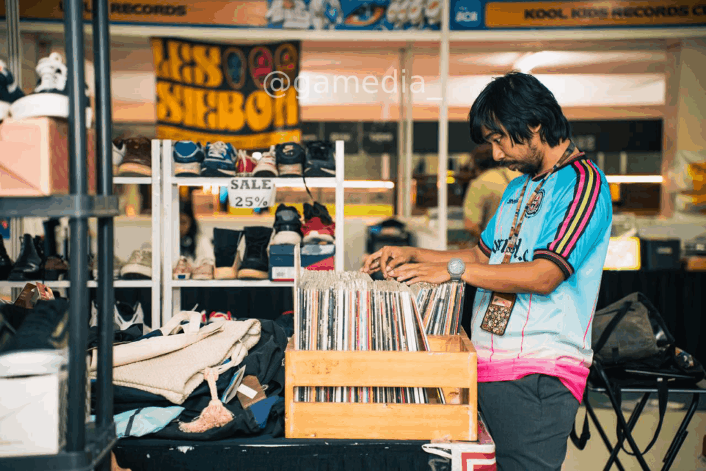 Pengunjung menikmati koleksi vinyl dan merchandise di Pop City 2025.
