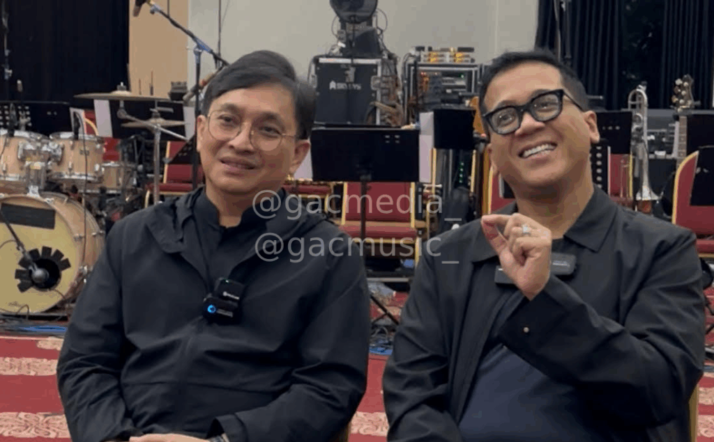 Yovie Widianto tampil di atas panggung dengan aransemen orkestrasi.