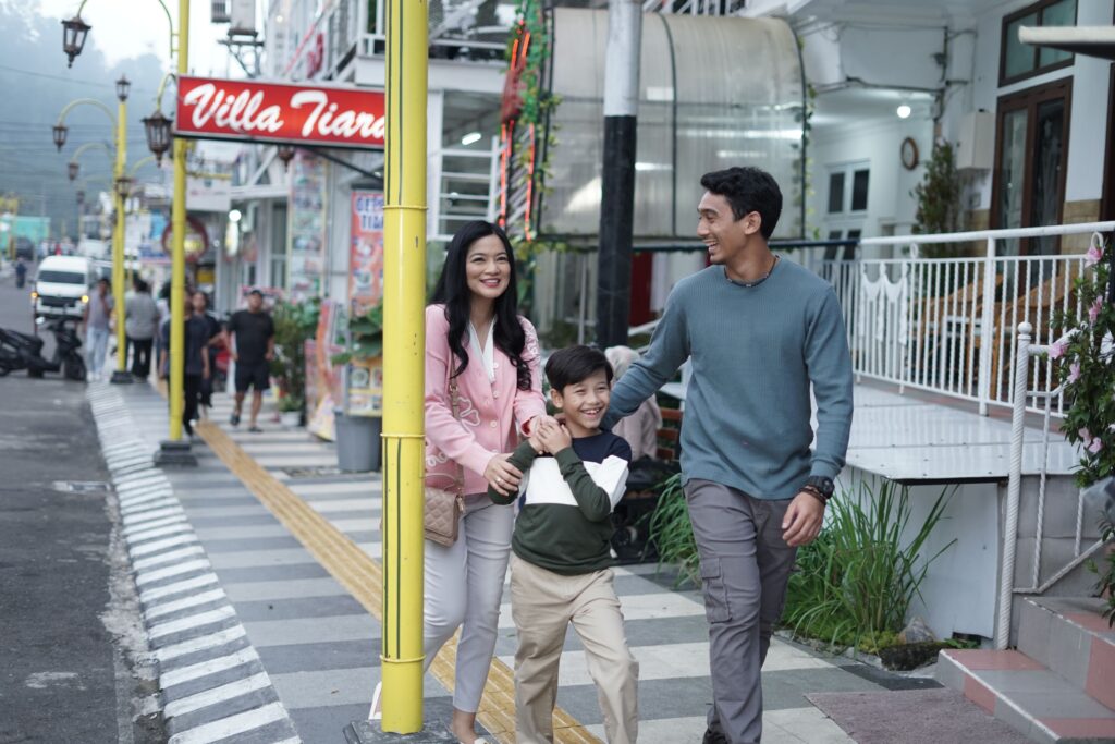 Adegan emosional antara Aqilla dan Yumna dalam film Air Mata di Ujung Sajadah 2.
