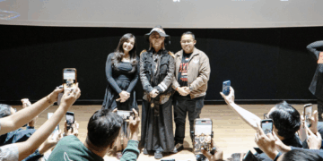 Telah Tiba di Jakarta, HYDE Kenakan Batik & Menyapa Awak Media Menjelang “HYDE [INSIDE] LIVE 2025 WORLD TOUR”
