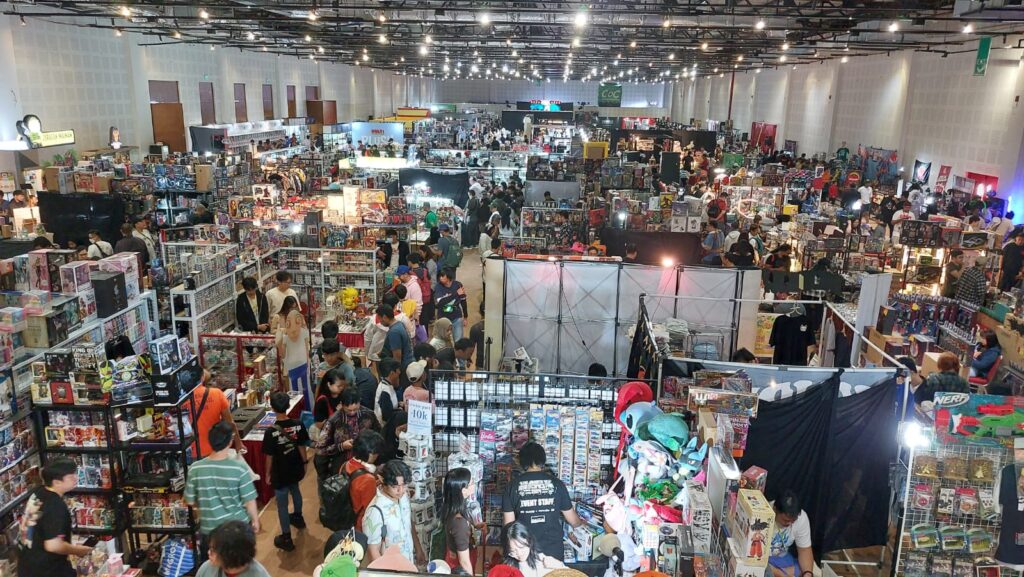 Suasana Jakarta Toys & Comics Fair dengan pengunjung dan exhibitor pop culture