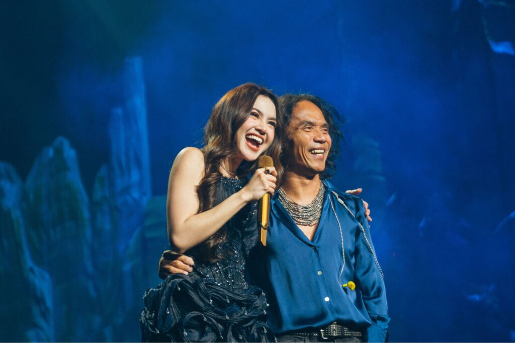 Mahalini tampil emosional di panggung KOMA Live in Concert Jakarta di Istora Senayan.