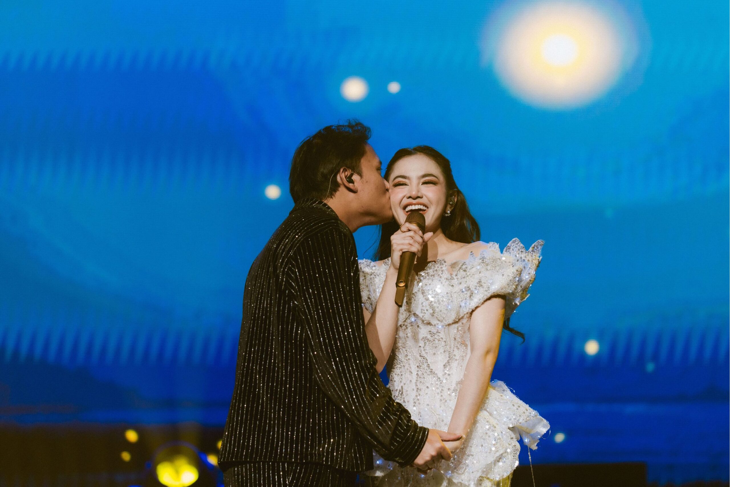 Mahalini tampil emosional di panggung KOMA Live in Concert Jakarta di Istora Senayan.