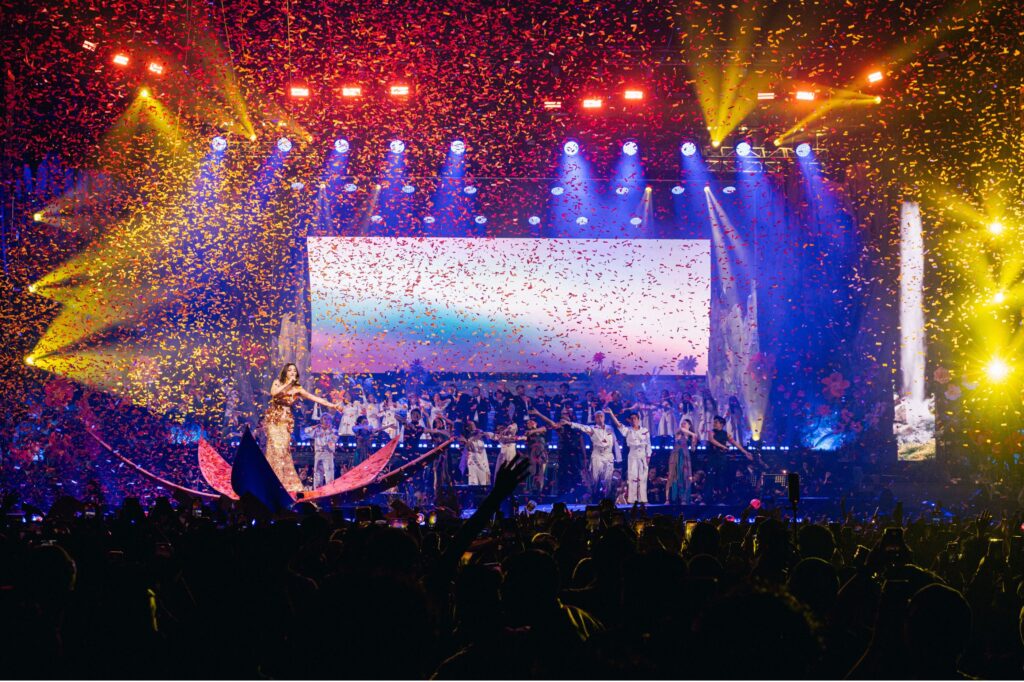 Mahalini tampil emosional di panggung KOMA Live in Concert Jakarta di Istora Senayan.