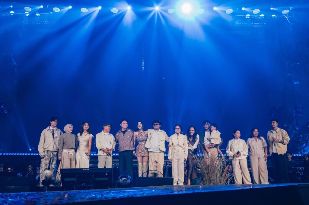 Mahalini tampil emosional di panggung KOMA Live in Concert Jakarta di Istora Senayan.