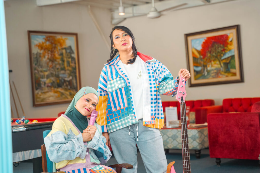 "Personil Billkiss, Maulin dan Helvi, dalam sesi pemotretan promo lagu Tahta versi Hipdut Dangdut."