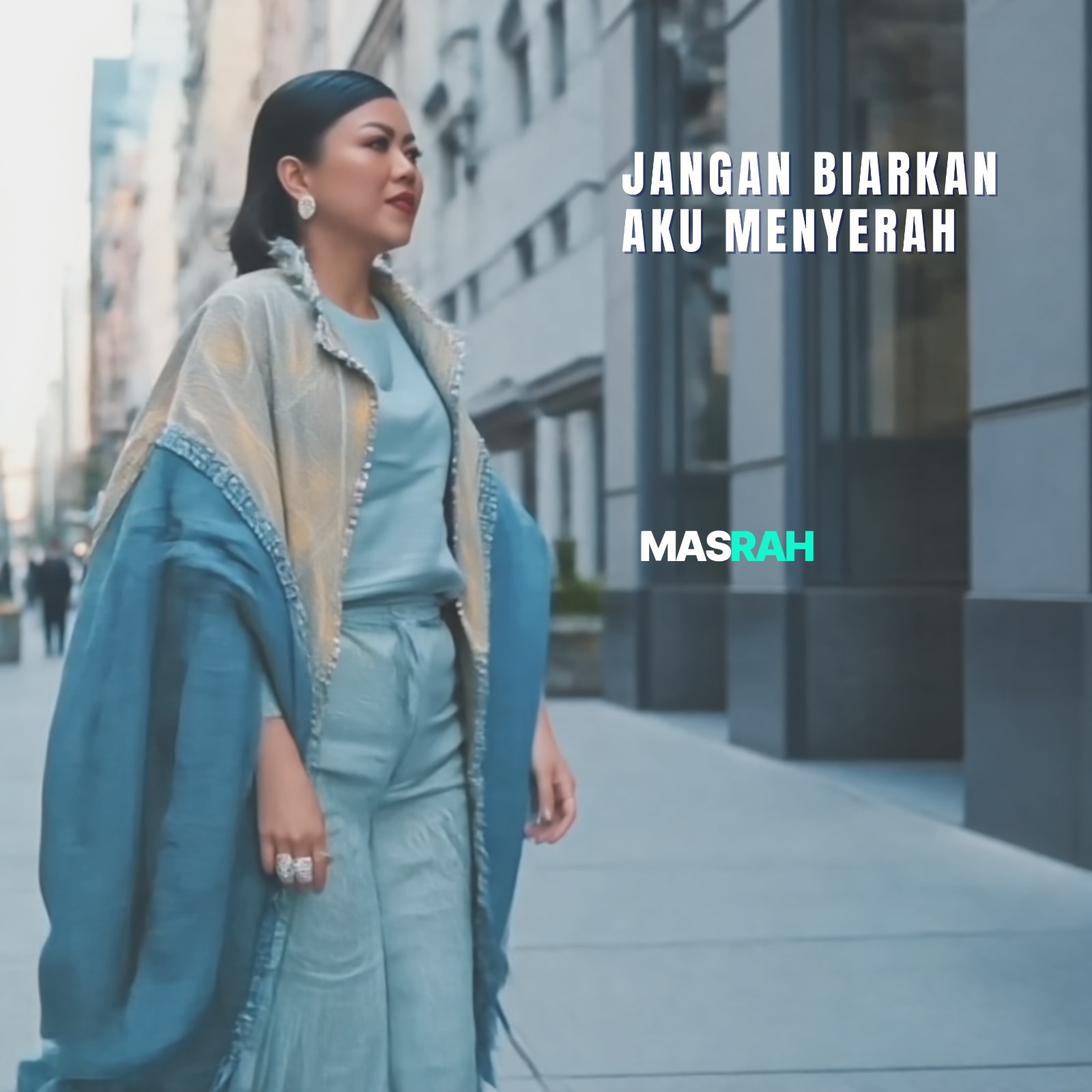 Masrah saat membawakan lagu Jangan Biarkan Aku Menyerah dengan ekspresi emosional.