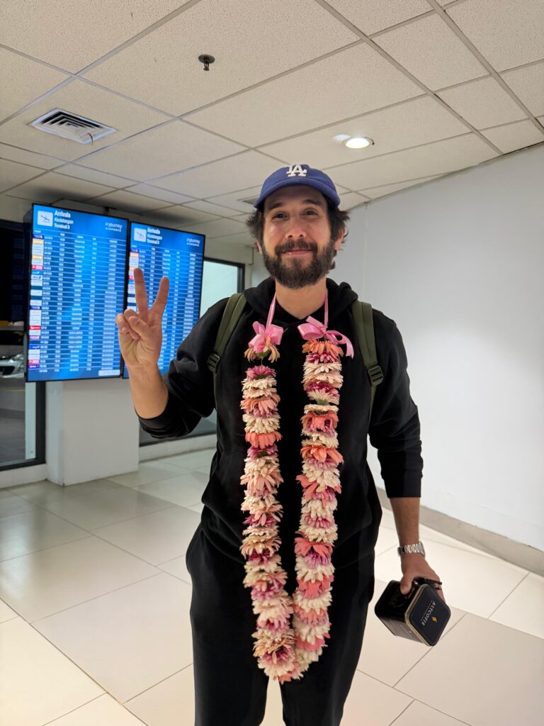 “Josh Groban tiba di Bandara Jakarta menjelang konser GEMS World Tour 2026.”