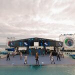 Suasana penonton Ultraverse Festival Bali dengan latar pantai dan panggung utama