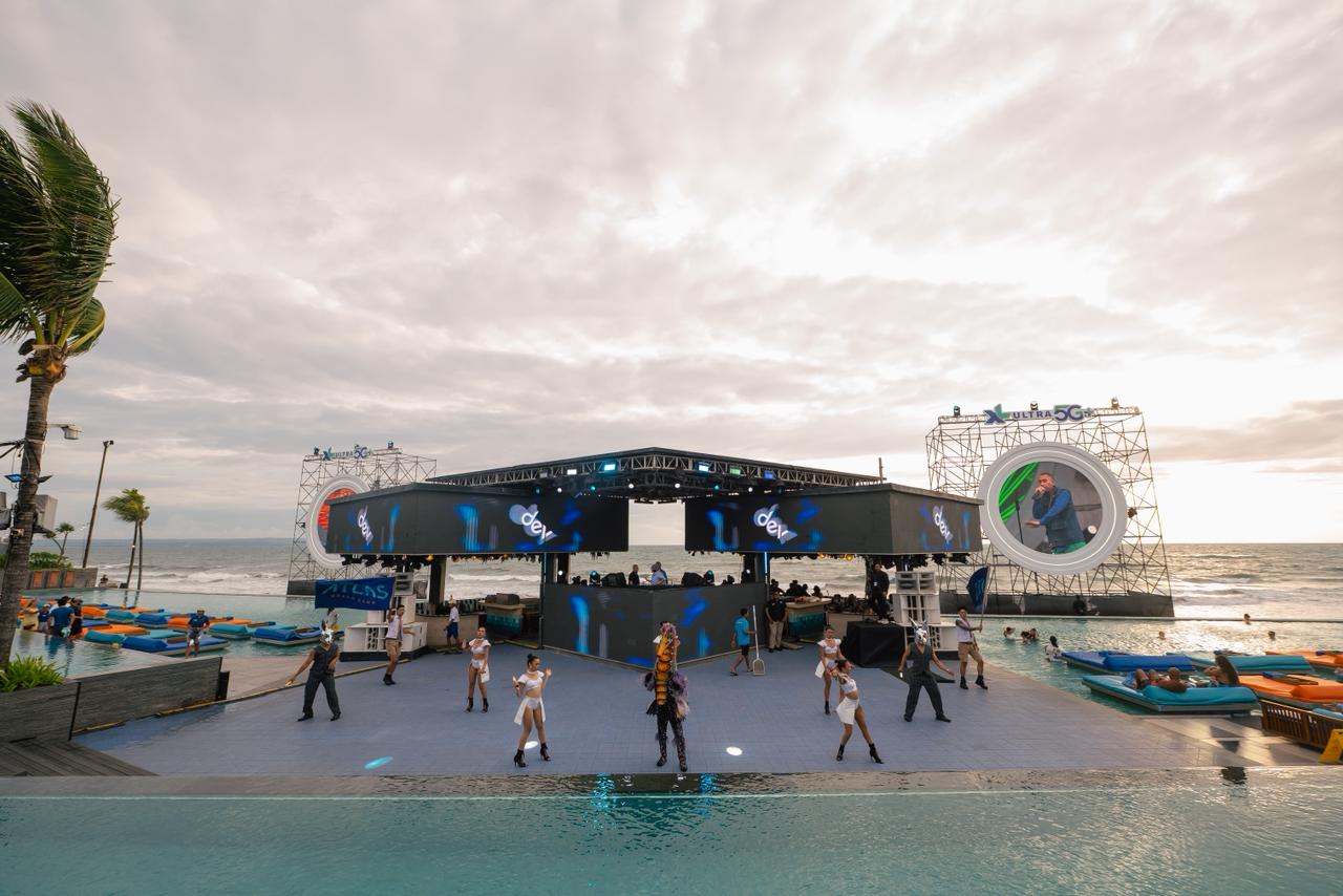 Suasana penonton Ultraverse Festival Bali dengan latar pantai dan panggung utama