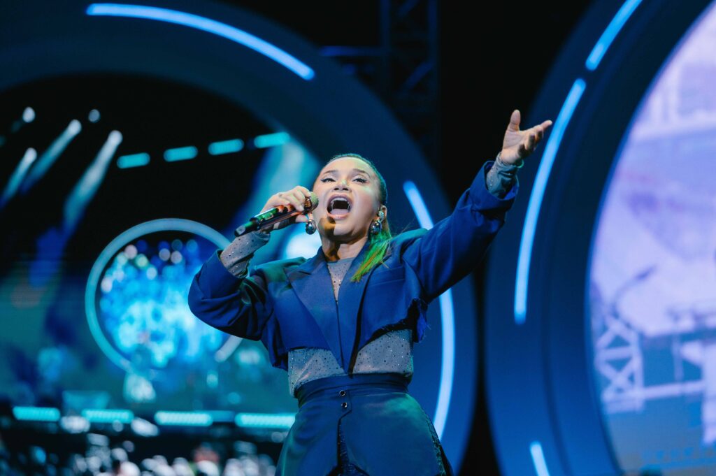 Rossa membawakan lagu penuh emosi di Ultraverse Festival Surabaya