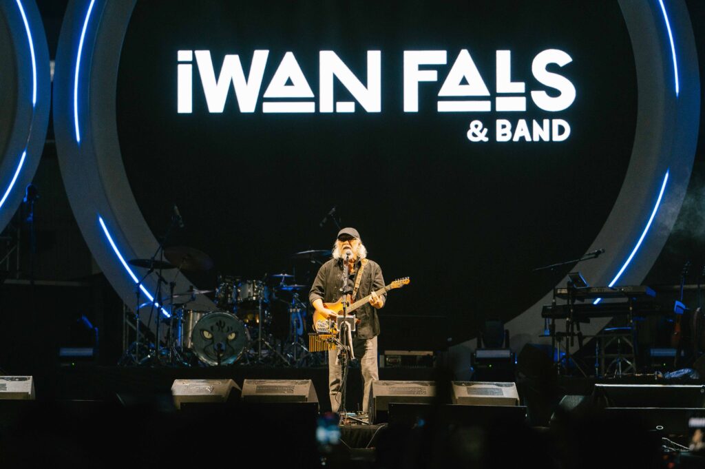 Penampilan Iwan Fals & Band di Ultraverse Festival 2026 Surabaya