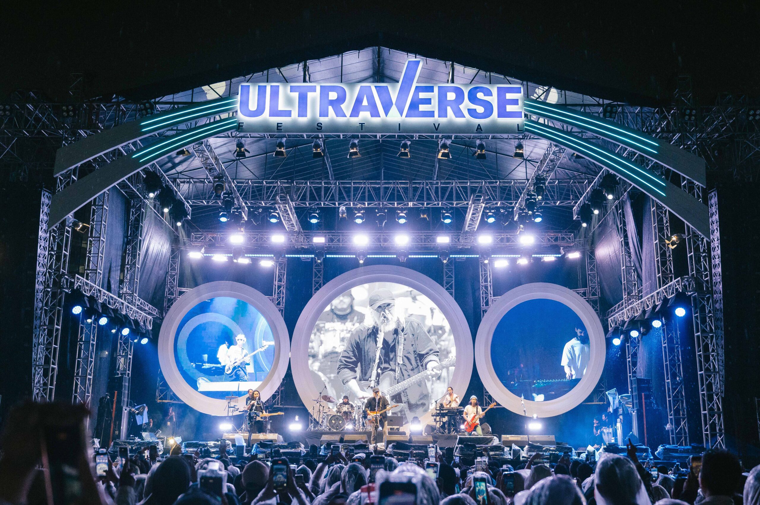 Rossa membawakan lagu penuh emosi di Ultraverse Festival Surabaya