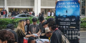 Relawan media membagikan takjil gratis kepada penonton di area KLBB Festival Jakarta.