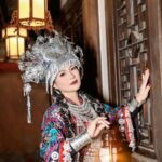 Lussy Renata mengenakan hanfu elegan dengan latar budaya China