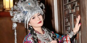 Lussy Renata mengenakan hanfu elegan dengan latar budaya China