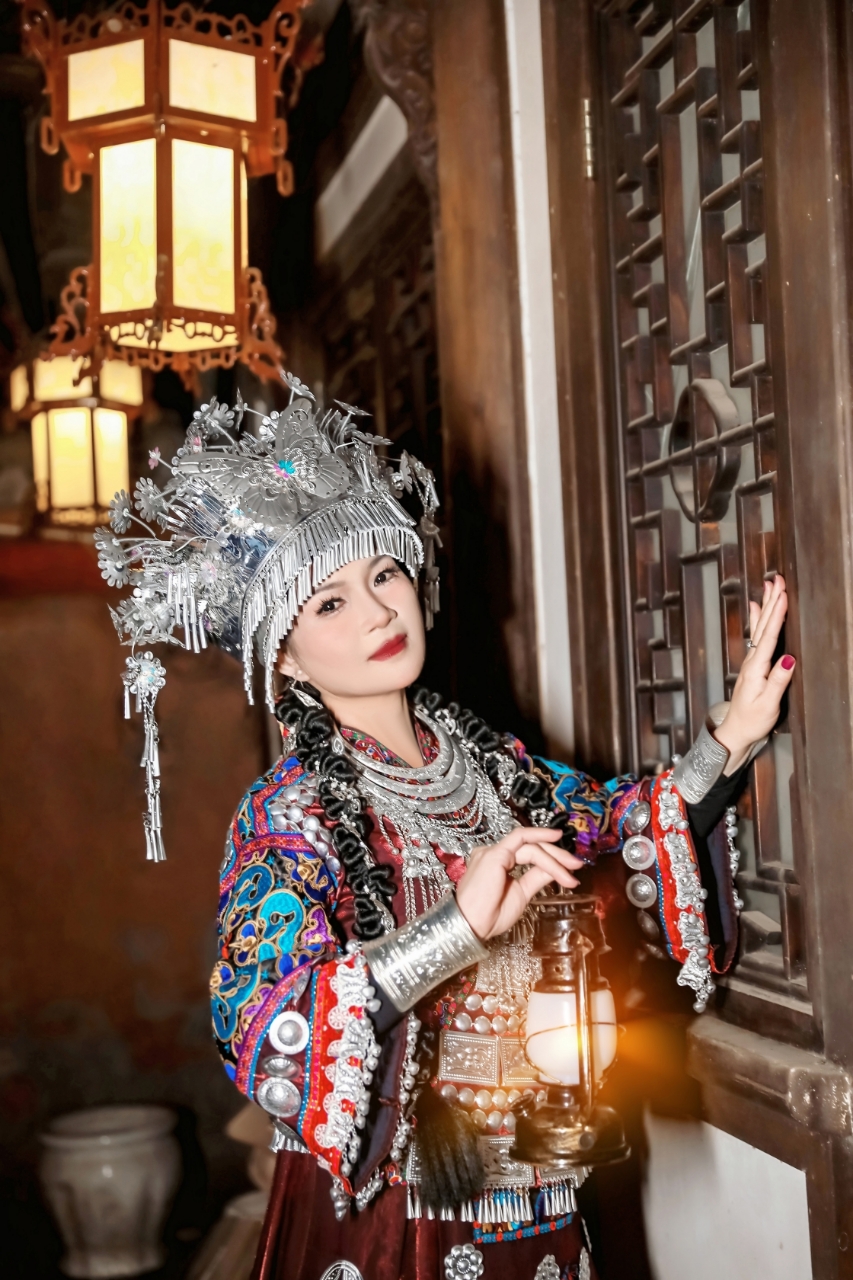 Lussy Renata mengenakan hanfu elegan dengan latar budaya China