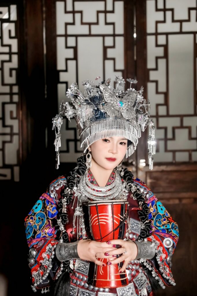 Lussy Renata mengenakan hanfu elegan dengan latar budaya China