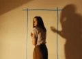 Review Film Backrooms: Ruang Kosong Menjadi Mimpi Buruk Tak Berujung