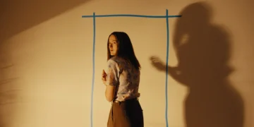 Review Film Backrooms: Ruang Kosong Menjadi Mimpi Buruk Tak Berujung